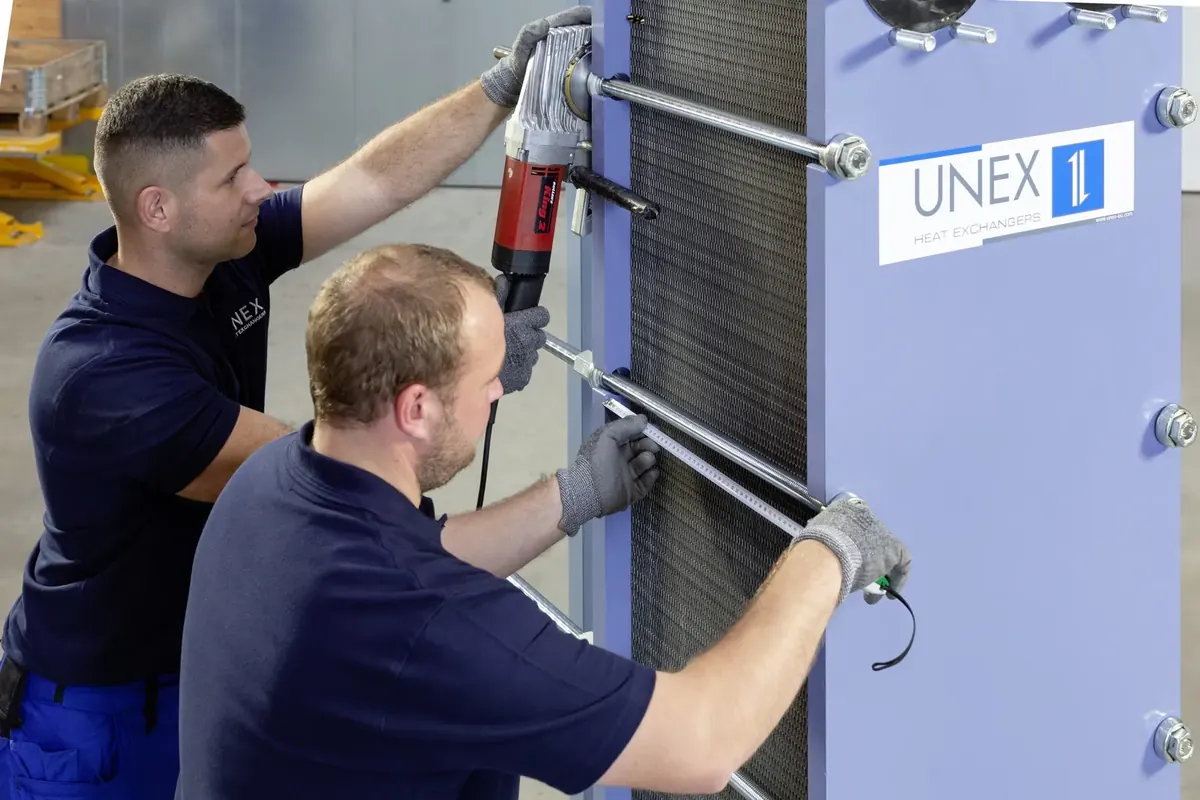 Montage van een platenwarmtewisselaar in de UNEX-fabriek